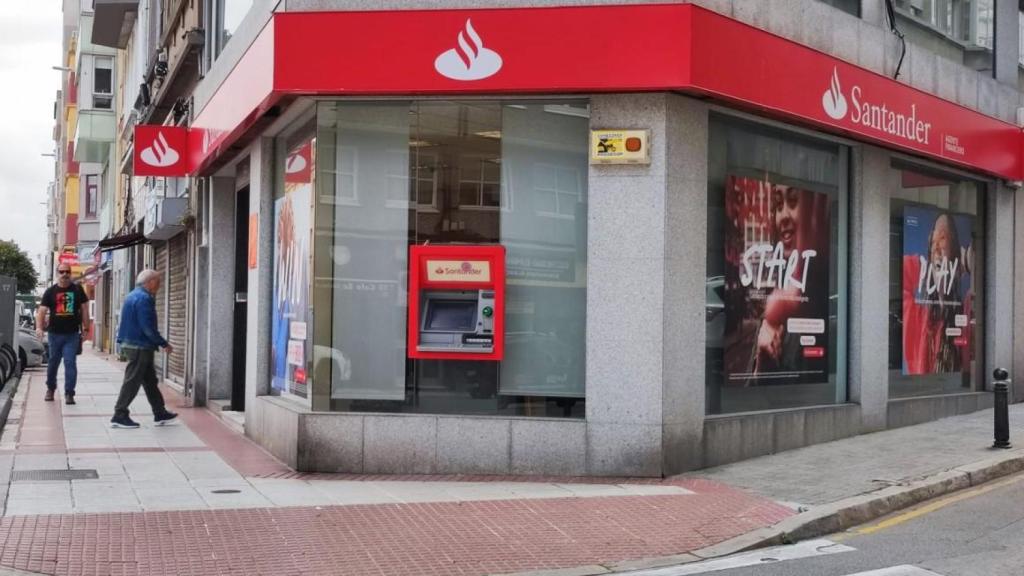 Exterior de la oficina de Santander en la calle Torre de A Coruña, que opera con agente autónomo.