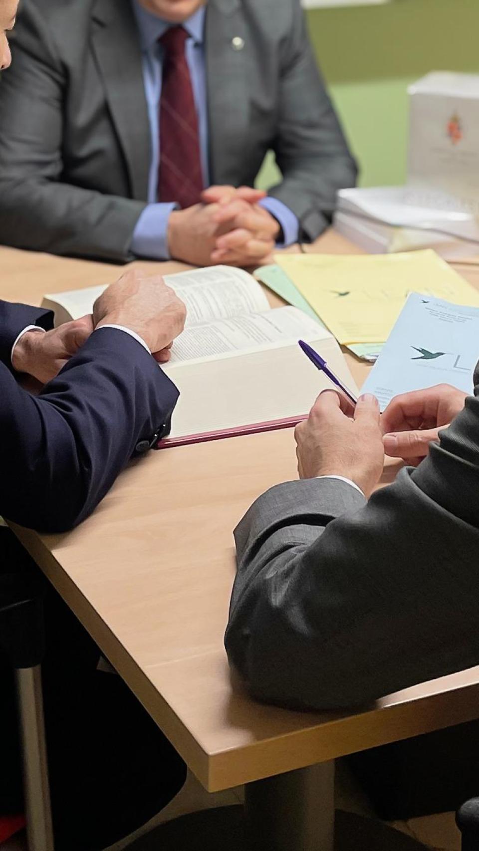 Fernando Rosat con sus socios trabajando en su despacho de abogados