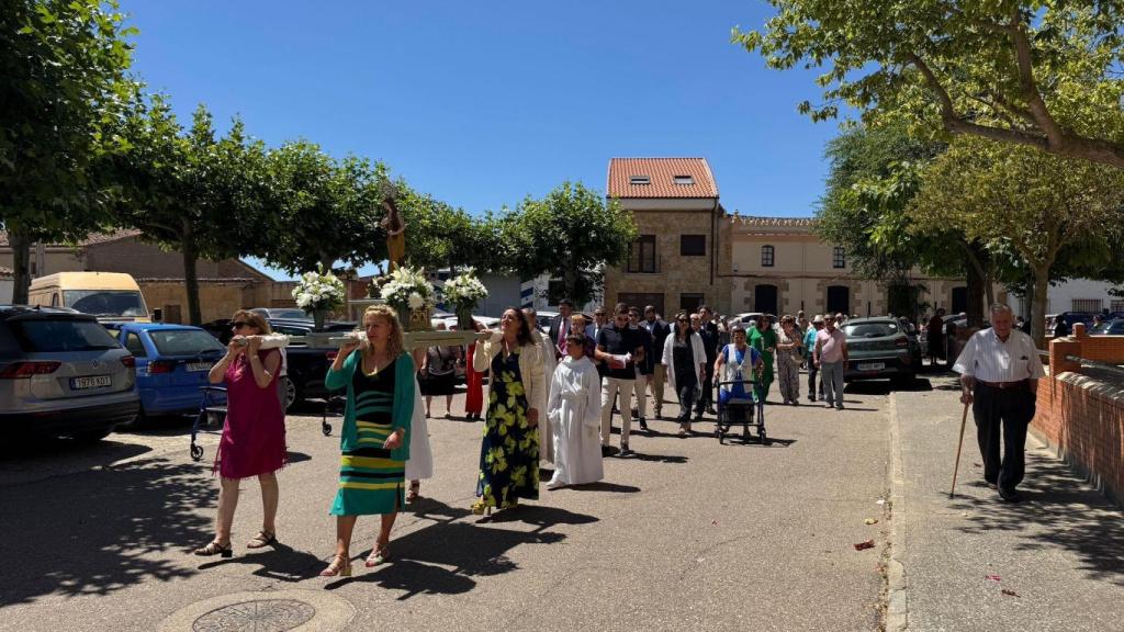 Procesión portando la imagen de la Virgen