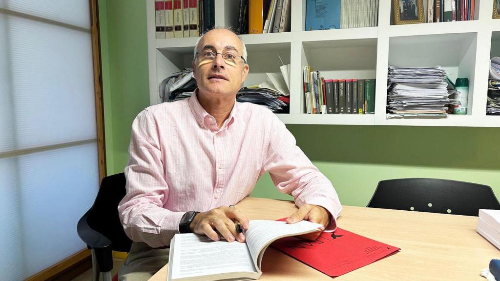 Fernando Rosat trabajando en su despacho