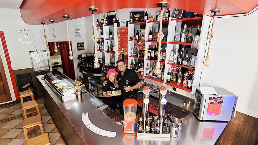 Andreea y Pedro, El Marqués de Merlín, en su nuevo bar de Delicias