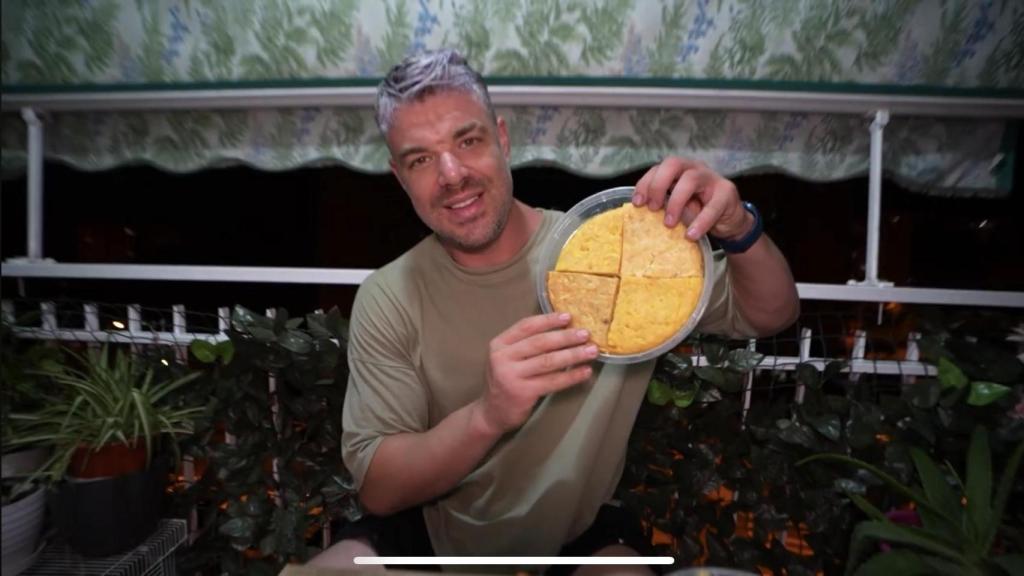 JDalmau, youtuber valenciano probando las tortillas de patata de supermercado.