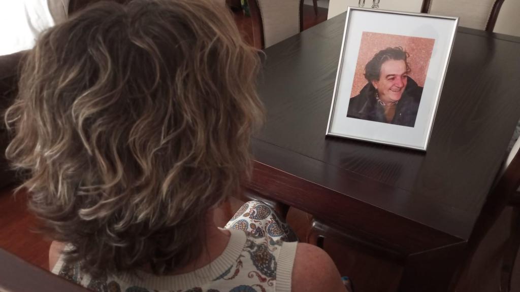 Toñi, este martes, contemplando desolada el retrato de su difunta pareja, Felipe.
