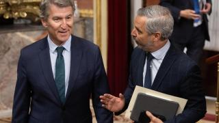 El presidente del PP, Alberto Núñez Feijóo, y el vicesecretario de Economía del PP, Juan Bravo, este martes en el Congreso de los Diputados.