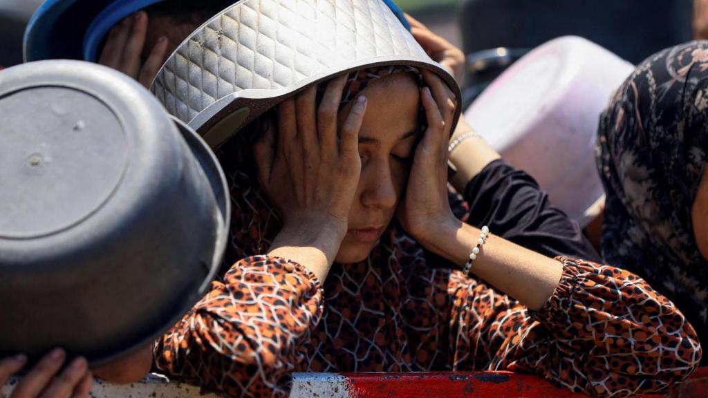 Una niña palestina reacciona mientras espera recibir comida de un comedor social, en medio de una crisis de hambre, en la ciudad de Gaza , el 22 de julio de 2025