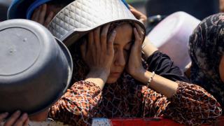 Una niña palestina reacciona mientras espera recibir comida de un comedor social, en medio de una crisis de hambre, en la ciudad de Gaza , el 22 de julio de 2025