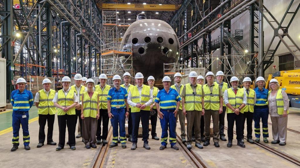 La comitiva polaca junto a trabajadores de Navantia