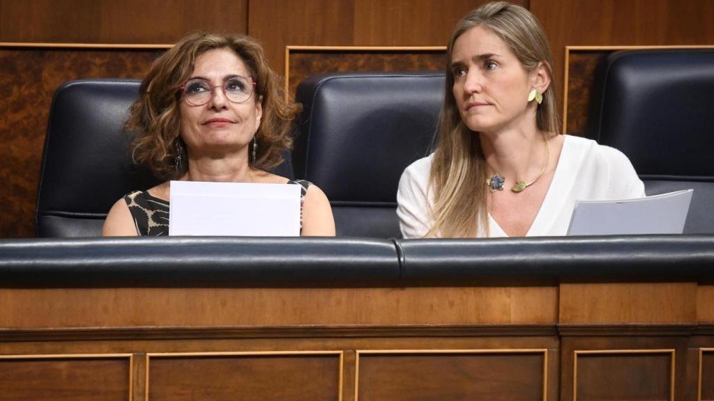 La ministra de Transición Ecológica, Sara Aagesen, con la vicepresidenta primera y ministra de Hacienda, María Jesús Montero, en el Congreso.