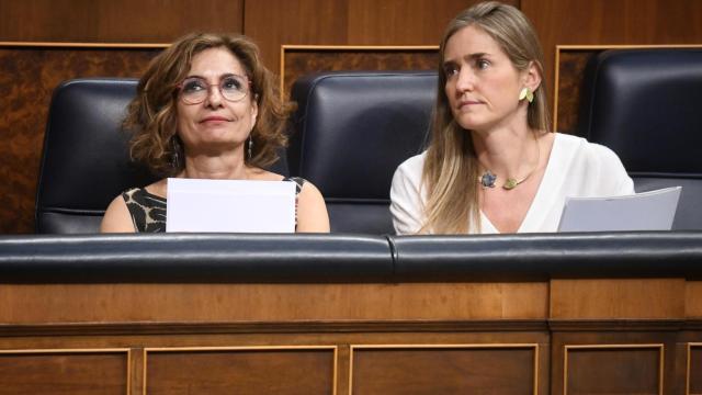 La ministra de Transición Ecológica, Sara Aagesen, con la vicepresidenta primera y ministra de Hacienda, María Jesús Montero, en el Congreso.
