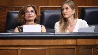 La ministra de Transición Ecológica, Sara Aagesen, con la vicepresidenta primera y ministra de Hacienda, María Jesús Montero, en el Congreso.