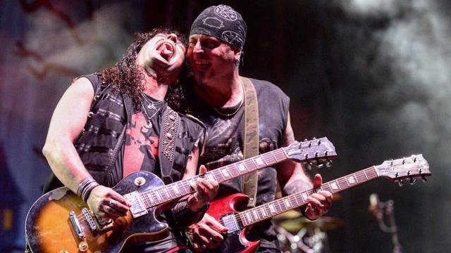 Dos miembros de la banda española Mägo de Oz.