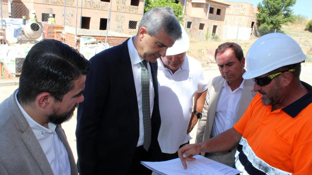 Visita de Álvaro Gutiérrez a la obras de la escuela de Montearagón. Foto: JCCM.