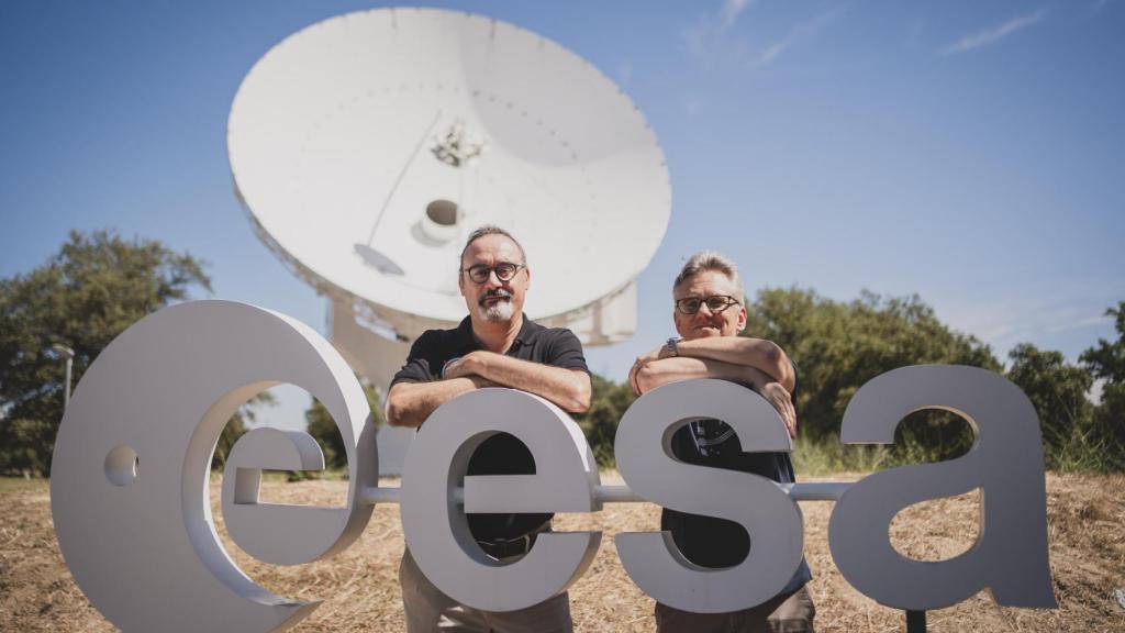 Michael Küppers (d) y Juan Luis Cano (i) frente a las siglas de la Agencia Espacial Europea, en Villafranca del Castillo (Madrid).