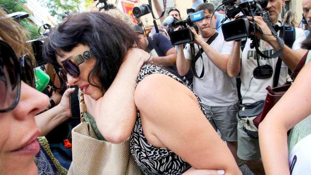 Juana Rivas, a su llegada al punto de encuentro fijado por orden judicial para que su hijo menor se reencuentre con su padre en Granada.