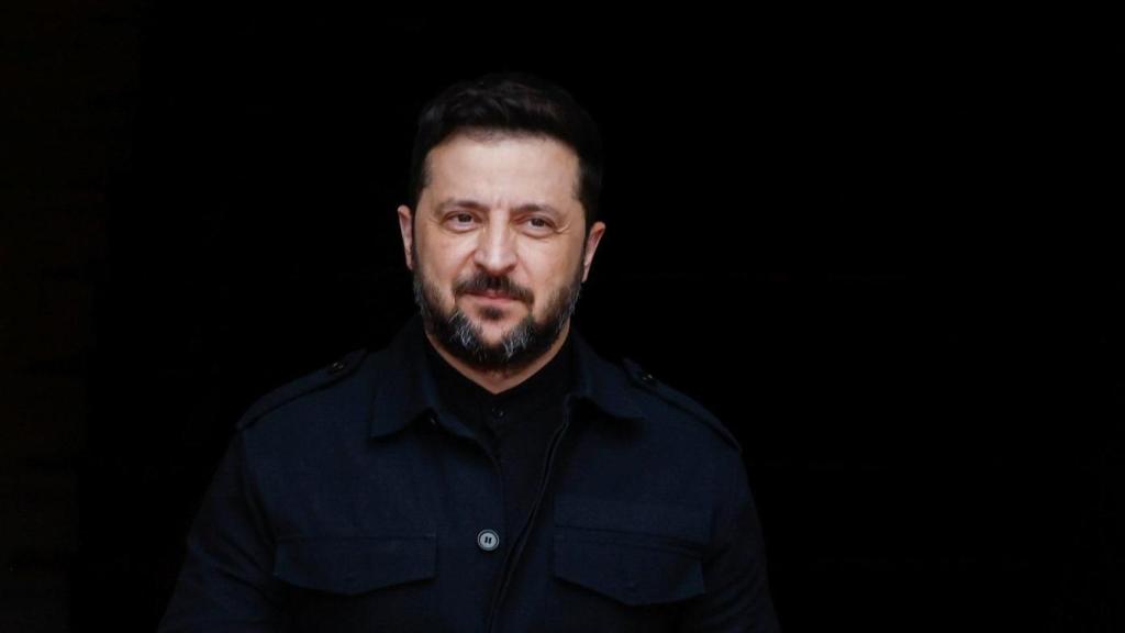 El presidente de Ucrania, Volodímir Zelenski, espera para dar la bienvenida al presidente polaco Andrzej Duda en el Día de la Constitución de Ucrania, en medio del ataque de Rusia a Ucrania, en Kyiv, 28 de junio de 2025.