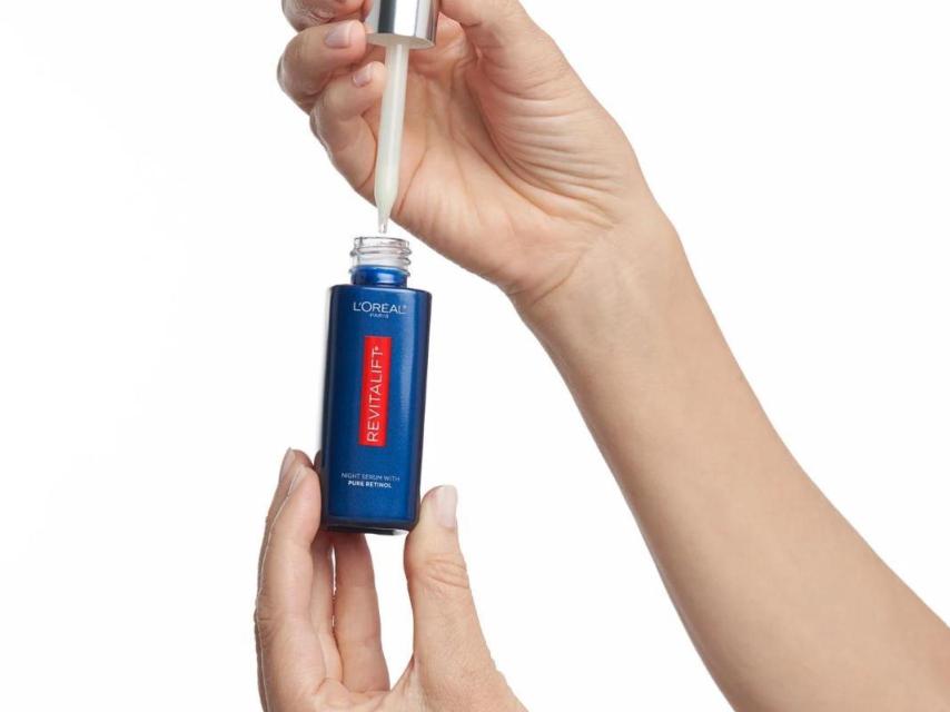 El sérum antiedad de L'Oreal con retinol puro está causando sensación en Walmart gracias a su gran descuento.