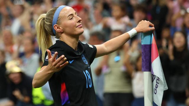 Chloe Kelly celebra el tanto de la victoria para Inglaterra.