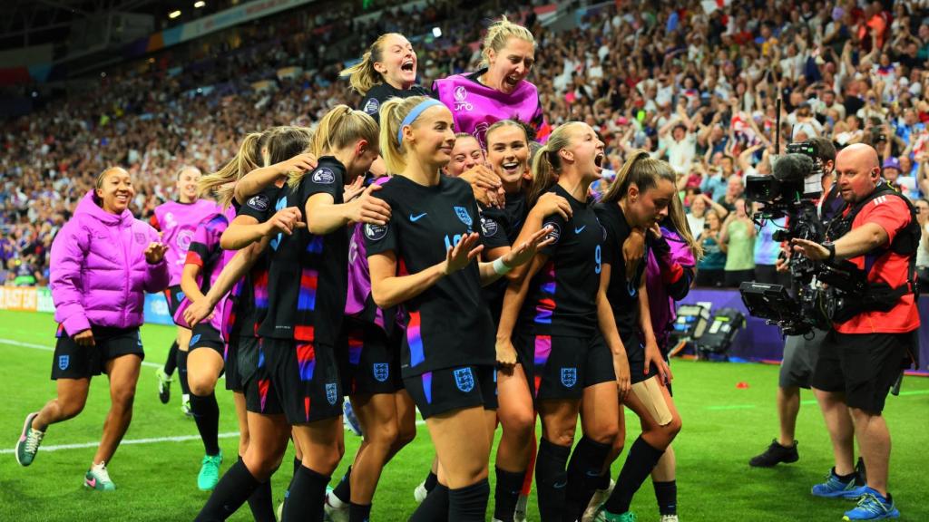 Las jugadoras inglesas celebran su triunfo ante Italia.