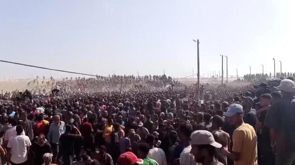 Palestinos se agolpan para recibir cajas de ayuda en Rafah, sur de Gaza, el 27 de mayo de 2025.