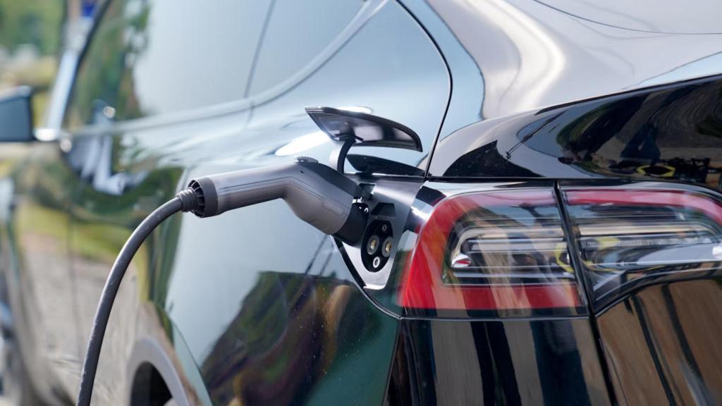 Un coche eléctrico cargándose.