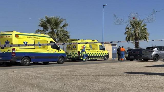 Ambulancias desplegadas en el recinto ferial de Badajoz. 