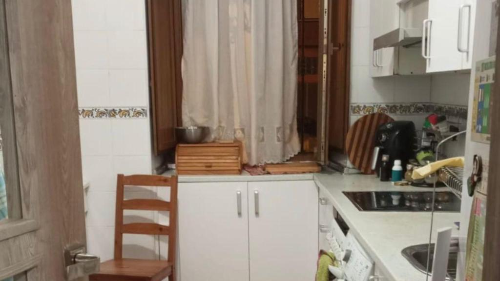 Estíbaliz asegura que el inquiokupa deja todo el día las ventanas abiertas y no limpia la casa.