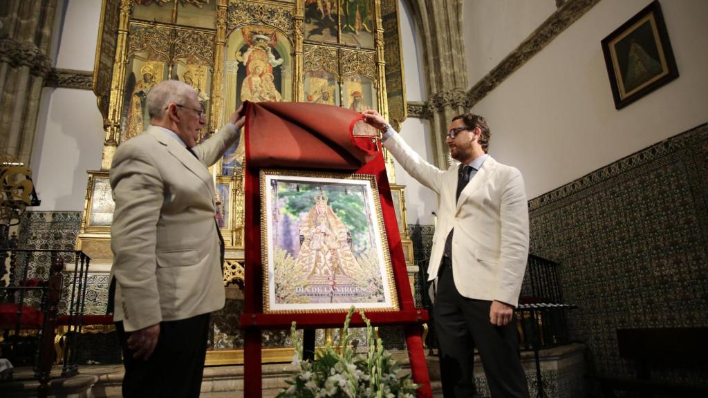 El presidente del Consejo de Cofradías, Francisco Vélez, y el fotógrafo Jaime Rodríguez en la presentación del Cartel del Día de la Virgen 2025.