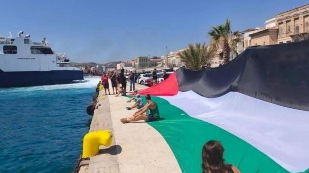 Manifestantes propalestinos en el puerto de la isla griega de Syros.