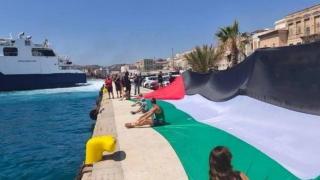 Manifestantes propalestinos en el puerto de la isla griega de Syros.