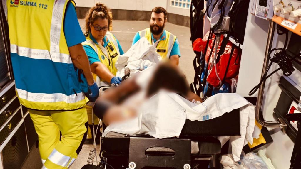 EL joven apuñalado con los sanitarios del 112.