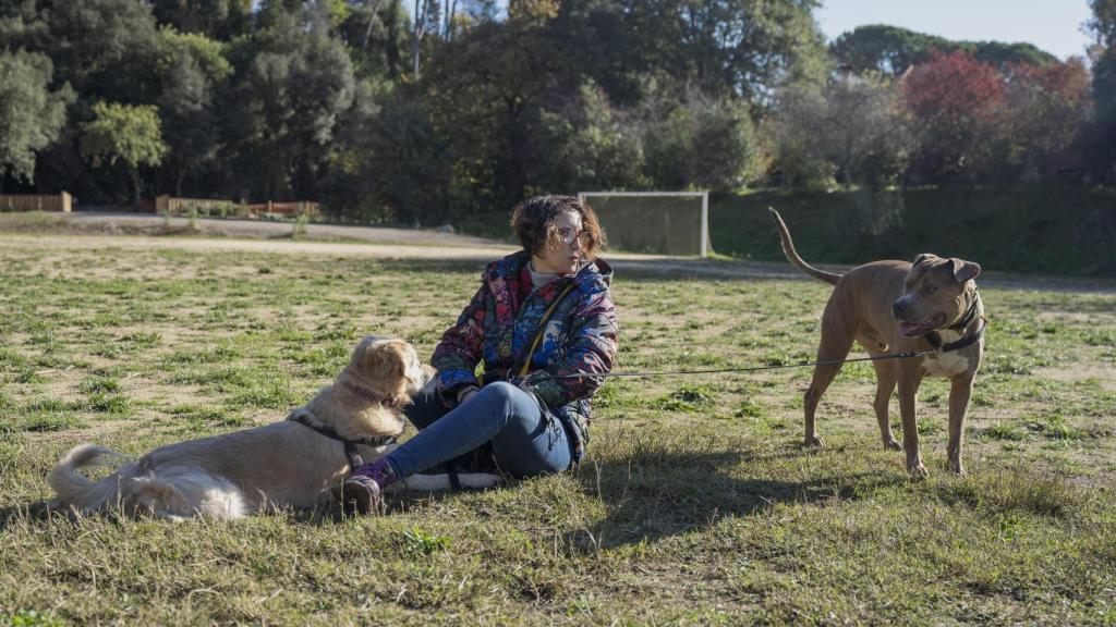 Paula Calvo, educadora vincular felina, con sus dos perros.