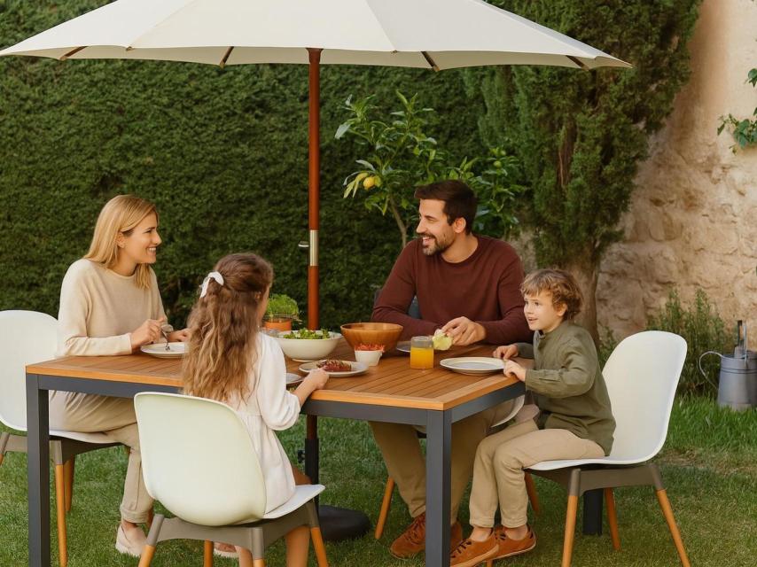 Una familia disfrutando en una mesa de jardín.