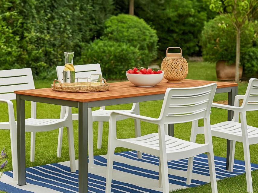 La mesa del Leroy Merlin en un jardín.