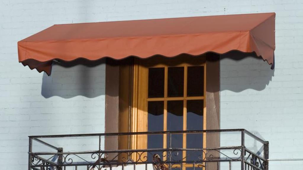 Toldo en un balcón pequeño.