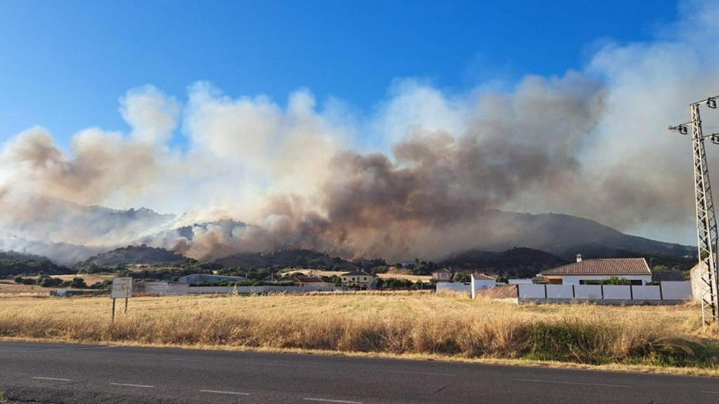 Incendio junto a Córdoba que ha obligado a desalojar 100 viviendas.