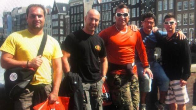 El bombero Javier López, en el centro con camiseta negra, junto a varios de sus compañeros.