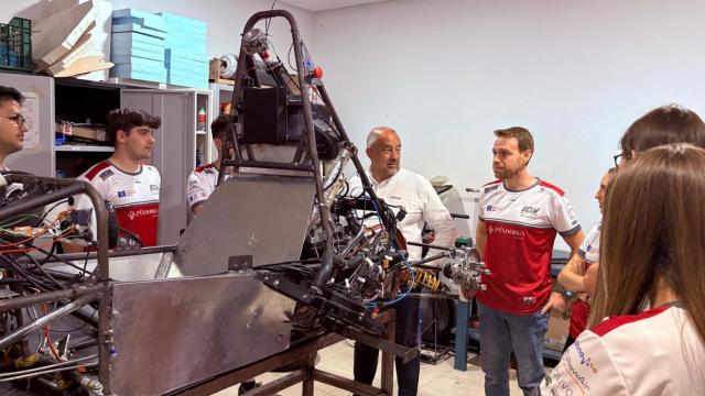 El rector de la UCLM, Julián Garde, ha podido ver el coche elaborado por la universidad.