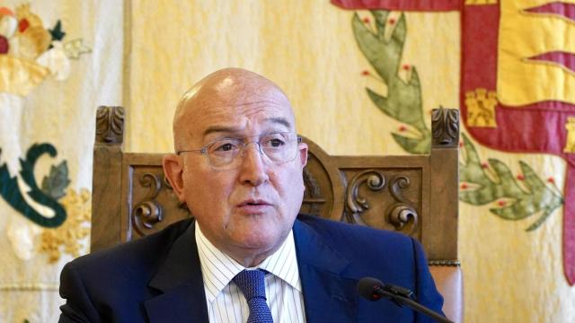 El alcalde de Valladolid, Jesús Julio Carnero, durante una rueda de prensa