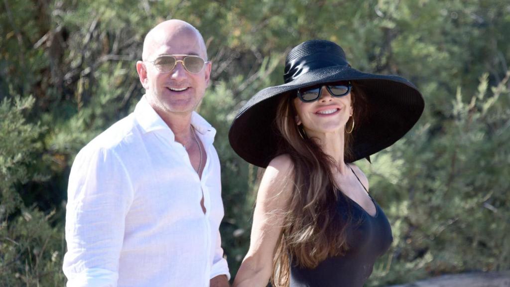 Jeff Bezos y Lauren Sanchez, en Saint-Tropez este pasado martes, 22 de julio de 2025.