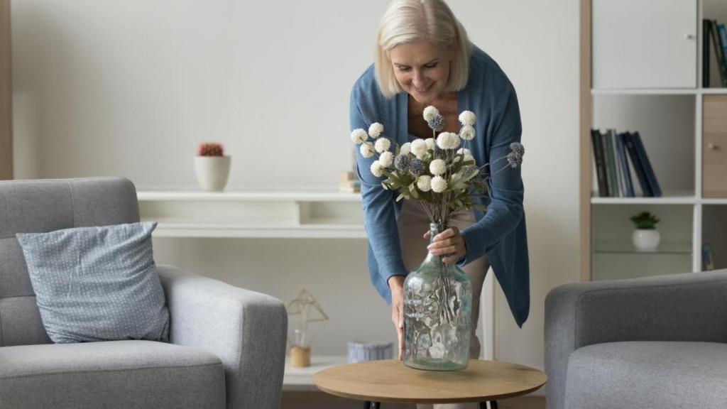 Mujer decorando su salón.