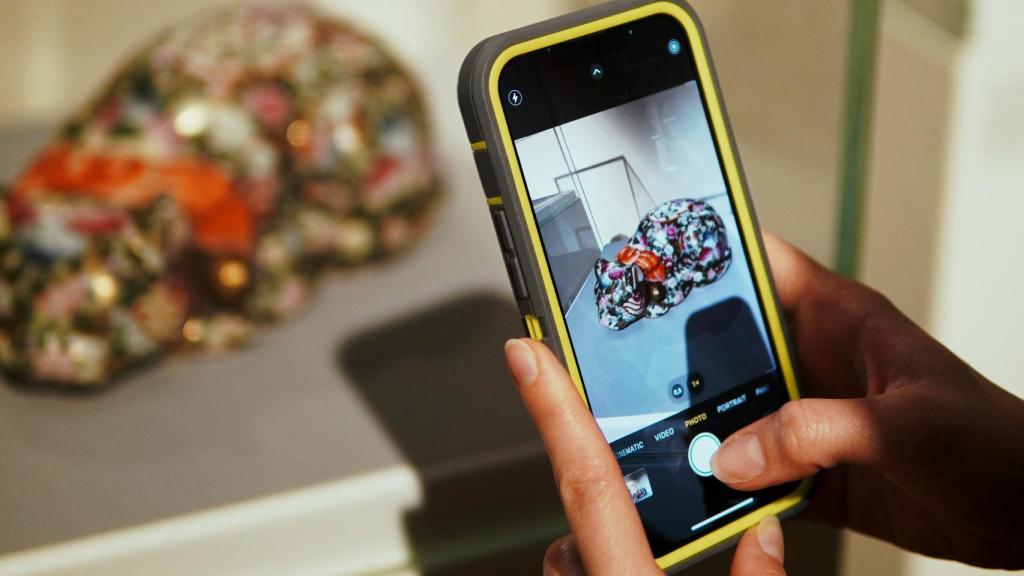 Una persona hace una foto con su iPhone