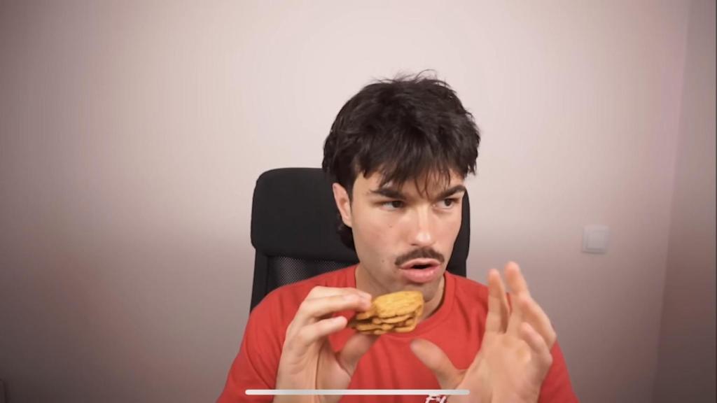 Peldanyos, influencer gastronómico probando galletas de Mercadona.