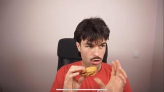 Peldanyos, influencer gastronómico probando galletas de Mercadona.