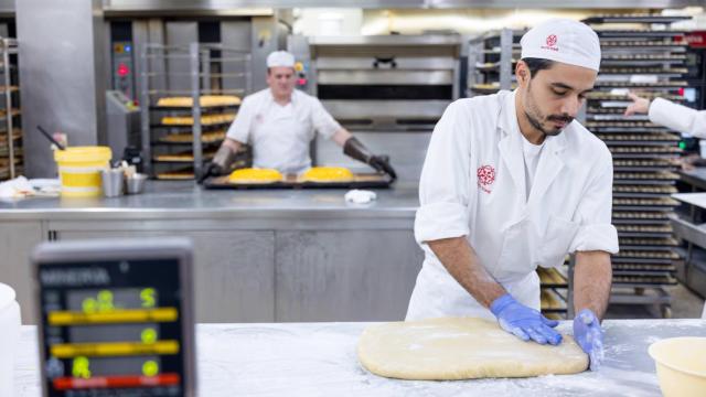 Uno de los empleados de la confitería toledana Santo Tomé, empresa familiar de Castilla-La Mancha.