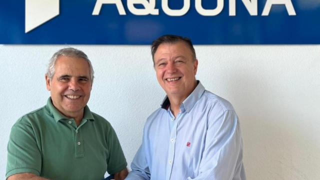 Imagen de la firma entre Aquona y Cáritas