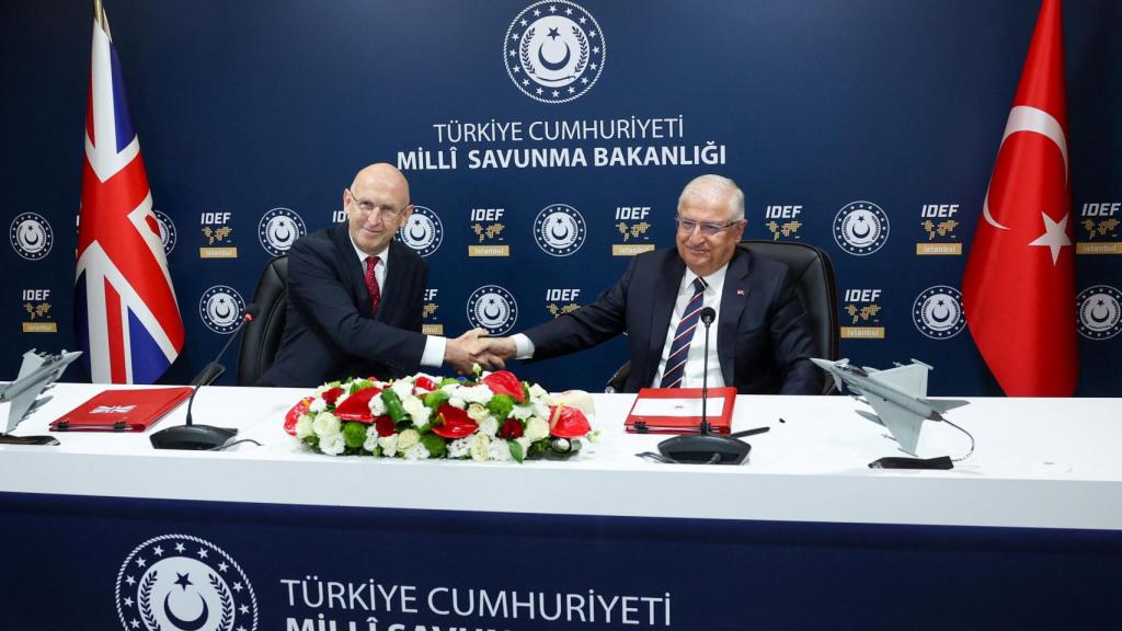 Izquierda, John Helaey, secretario de Defensa de Reino Unido, junto a Yasar Guler, ministro de Defensa turco