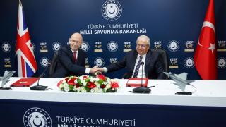 Izquierda, John Helaey, secretario de Defensa de Reino Unido, junto a Yasar Guler, ministro de Defensa turco