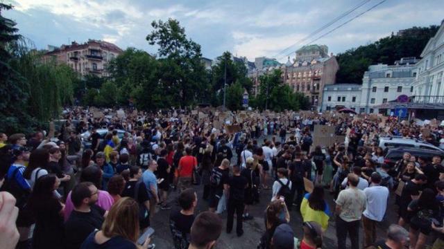 Zelenski se enfrenta a las primeras protestas durante la guerra por sus medidas contra las agencias anticorrupción