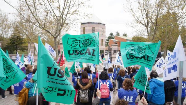 Concentración de delegados sindicales de Uscal en contra del convenio colectivo del personal laboral de la Junta
