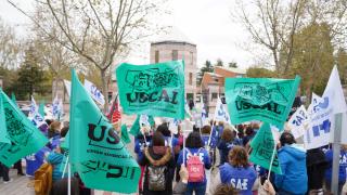 Concentración de delegados sindicales de Uscal en contra del convenio colectivo del personal laboral de la Junta